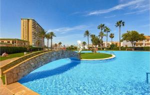 La Torre的住宿－Amazing Apartment In El Puig De Santa Maria With Outdoor Swimming Pool，度假村内一座带桥梁的游泳池