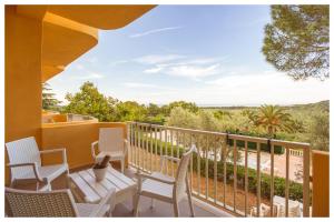 balcone con sedie, tavoli e vista di Villa Amica a Vieste