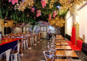 巴拿馬城的住宿－Hotel Mio Panamá，餐厅设有桌椅和鲜花天花板