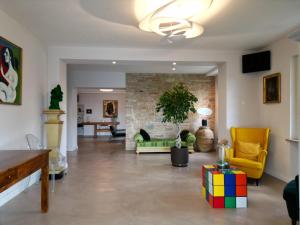 sala de estar con sofá y chimenea en CorteViva Boutique B&B, en Perugia