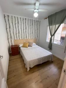 1 dormitorio con cama y ventana en Apartamento en la costa del Maresme, en Pineda de Mar