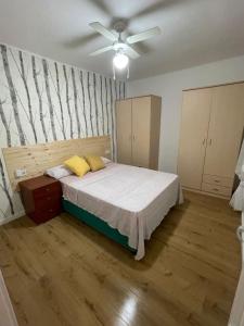 a bedroom with a bed and a ceiling fan at Apartamento en la costa del Maresme in Pineda de Mar