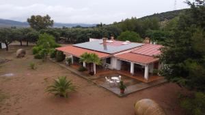 Una vista aérea de una casa con techo rojo. en Agroturismo la finka, en Los Quiles