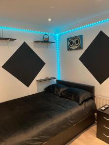 una camera da letto con un letto con luci blu sul muro di Modern Appartment a Londra