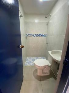 uma casa de banho com um WC e um lavatório em Apartamento en Getsemaní em Cartagena das Índias