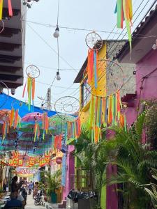 uma rua com guarda-chuvas coloridos pendurados num edifício em Apartamento en Getsemaní em Cartagena das Índias