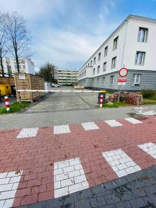 eine leere Straße vor einem Gebäude in der Unterkunft Apartament Walczaka 47 MIEJSCE PARKINGOWE in Gorzów Wielkopolski + 5 Fotos