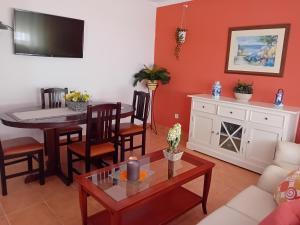 Una sala de estar con una mesa y un comedor. en Burgau Mar, en Burgau