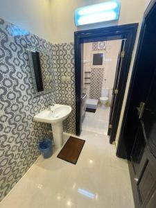 شقة واسعة بدخول ذاتي في المدينة المنورة: حمام مع حوض ومرحاض
