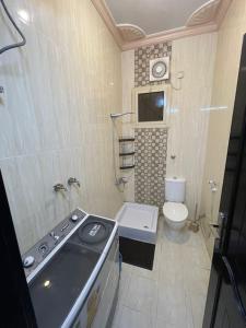 شقة واسعة بدخول ذاتي في المدينة المنورة: حمام صغير مع مرحاض ومغسلة