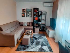 uma sala de estar com um sofá e uma mesa em Kuća Schunko em Duga Resa