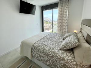 - une chambre avec un lit et une grande fenêtre dans l'établissement SEASCAPE LUXURY APARTMENT, à Finestrat
