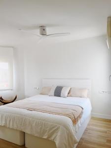 Voodi või voodid majutusasutuse Modern new apartment, sea view and private parking toas