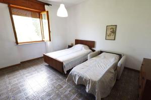 een slaapkamer met 2 bedden en een raam bij [cav Maura] relax toscana in Crocina