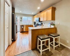 Dapur atau dapur kecil di The Getaway SE Boise Condo Across the street from Greenbelt, Bown Crossing and Boise River 3BD 3Bath, 4 beds! Lovely, Homey, Dining table seats 6