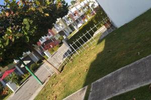 une clôture devant une cour avec un arbre dans l'établissement Casa cerca de ex hacienda temixco, à Morelos