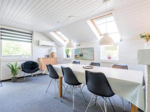 um escritório com uma sala de conferências com uma mesa e cadeiras em Holiday home Nørre Nebel LXVI em Nørre Nebel