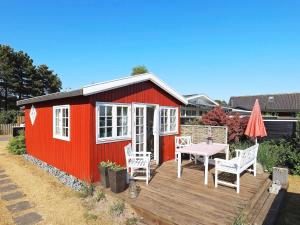 Karrebæksmindeにある3 person holiday home in Karrebæksminde-By Traumの赤小屋
