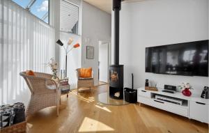 een woonkamer met een flatscreen-tv en een bank bij Nice Home In Hejls With Wifi in Hejlsminde