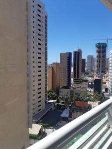 una vista sulla città dal balcone di un edificio di LIV INN Apartamento na Beira-Mar Fortaleza a Fortaleza