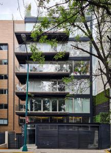 un edificio alto con muchas ventanas en Casa Horacio by Kukun en Ciudad de México