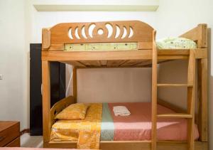 イキトスにある203 RV Apartments Iquitos-Apartamento con dos habitacionesの二段ベッド(木製の二段ベッドフレーム付)