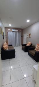 伊瓜苏港Macuco Departamentos的一间大型客房,内设两张床