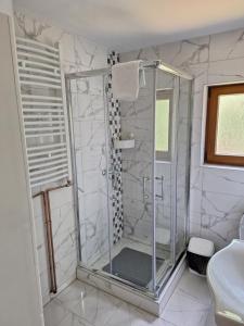 Bilik mandi di Apartmani Milosavljević