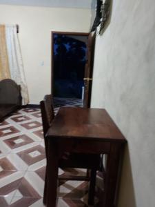 a wooden table and chair in a room at Hotel los reyes in Cobán