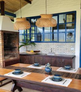 una sala da pranzo con tavolo e lampadari a braccio di Alojamiento Reserva Natural La Maria ad Armenia