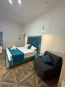 um quarto com uma cama e uma cadeira em San Ferdinando suite room em Nápoles