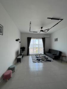 Inns Homestay في سانداكان: غرفة معيشة مع أريكة ومروحة سقف