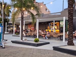 un grupo de personas sentadas fuera de un restaurante en SOL Y PLAYA, en San Fernando