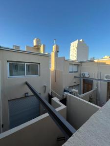 uitzicht op een balkon van een gebouw bij 11 de Abril Chic in Bahía Blanca