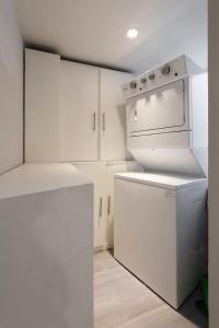 a white kitchen with a stove and a refrigerator at CDMX Paseo de la Reforma, 4personas. Súper cómodo in Mexico City