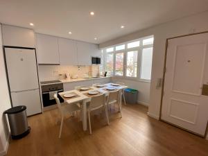 een keuken met een tafel en stoelen in een kamer bij Carcavelos Beach Walking distance room in Oeiras