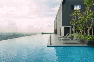 uma piscina no topo de um edifício em LUXURY CONDO RM99 HILL10 ICITY 2BD FREE PARKING em Kampong Padang Jawa