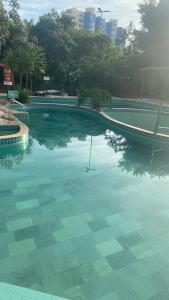 una piscina con acqua blu in città di Apartamento Thermas a Caldas Novas