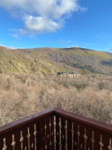 - une vue depuis le balcon d'une maison sur une colline dans l'établissement Nevados de chillan , edificio los coigues, à Nevados de Chillan