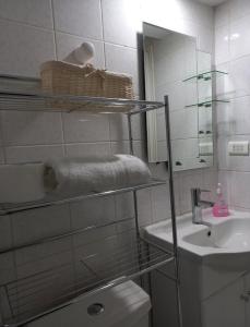 W łazience znajduje się umywalka, toaleta i lustro. w obiekcie Nevados de chillan , edificio los coigues w mieście Nevados de Chillan