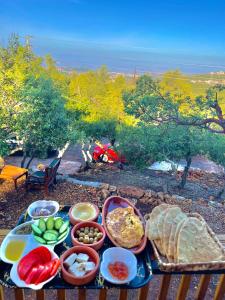 uma bandeja de comida sentada numa mesa com comida em مزرعة جوليا em Ajlun