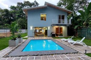 Villa con piscina frente a una casa en Caribbean Blue House - Modern style 100 WiFi, en Cahuita