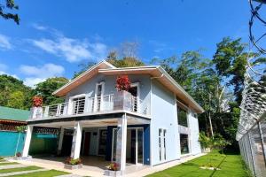 Casa blanca con balcón y patio en Caribbean Blue House - Modern style 100 WiFi, en Cahuita
