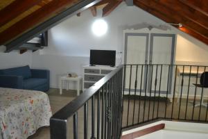 een kamer met een trap met een bed en een tv bij El Molino 3 in Muros de Nalón