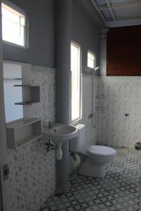 uma casa de banho com um WC e um lavatório em Georium Dunia em Prambanan