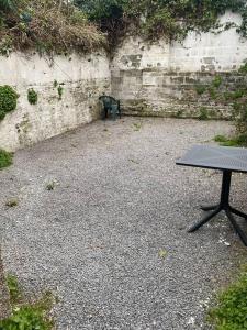 einem Picknicktisch vor einer Ziegelwand in der Unterkunft El - Bayt in Swansea