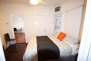 En eller flere senge i et værelse på Villa by the Ocean in Venice Beach