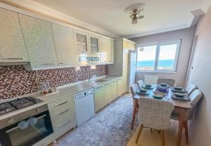 A kitchen or kitchenette at Grand Crown Suites - شقق غراند كراون السياحية