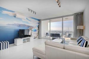 馬貝拉的住宿－Modern 2 Bed Puerto Banus Apartment K2，客厅配有白色沙发和电视