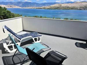 Zdjęcie z galerii obiektu Apartmani Maestral Fabijanić w mieście Pag